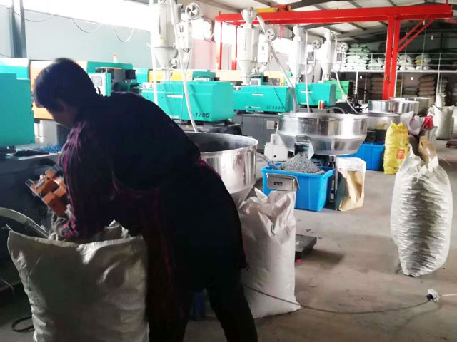 注塑生產(chǎn)現(xiàn)場(chǎng)